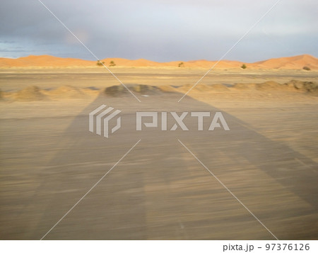 サハラ砂漠に入り込む四駆の影　モロッコはメルズーカにて 97376126