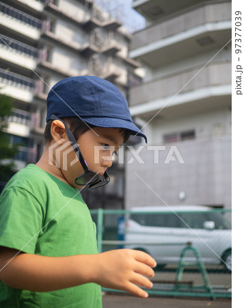 格好良くサングラスを掛けて外出したが、サングラスが大人物だったのでズレてしまった4歳男児 格好良くサングラスを掛けて外出したが、サングラスが大人物だったのでズレてしまった4歳男児 97377039