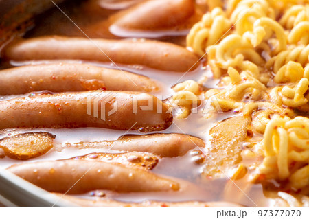 プデチゲ(部隊チゲ)のアップ。ソーセージやラーメン等が入った韓国の大衆鍋料理。 プデチゲ(部隊チゲ)のアップ。ソーセージやラーメン等が入った韓国の大衆鍋料理。 97377070