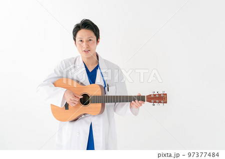 ギター　医者　男性　白バック 97377484