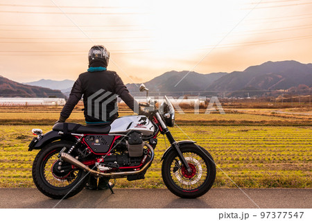 「埼玉県」旅先で夕陽を眺めるライダー 97377547