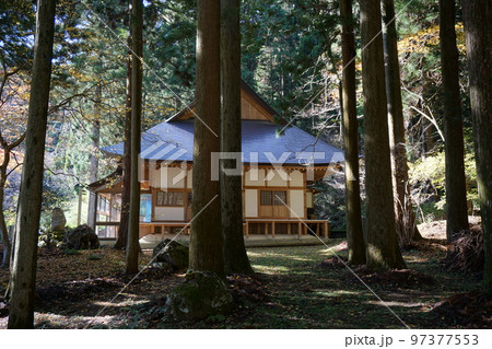 岡山県勝田郡奈義町にある浄土宗の寺「菩提寺」(全国銘木百選にも選ばれた大イチョウで有名) 岡山県勝田郡奈義町にある浄土宗の寺「菩提寺」(全国銘木百選にも選ばれた大イチョウで有名) 97377553