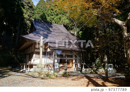 岡山県勝田郡奈義町にある浄土宗の寺「菩提寺」（全国銘木百選にも選ばれた大イチョウで有名） 97377789