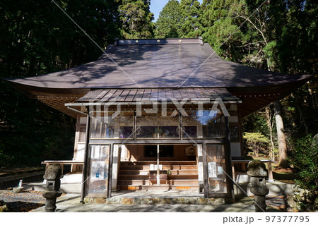 岡山県勝田郡奈義町にある浄土宗の寺「菩提寺」(全国銘木百選にも選ばれた大イチョウで有名) 岡山県勝田郡奈義町にある浄土宗の寺「菩提寺」(全国銘木百選にも選ばれた大イチョウで有名) 97377795