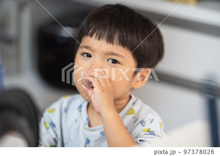 嫌そうな顔をしながら飲薬を飲む4歳男児 97378026
