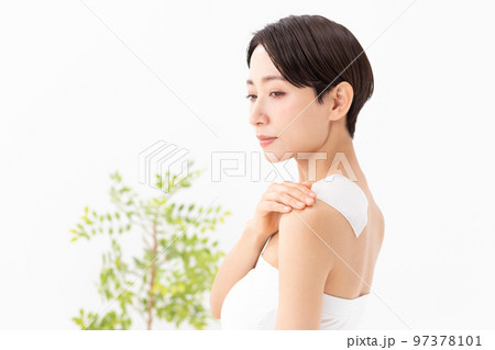 湿布を貼る女性　白バック 97378101