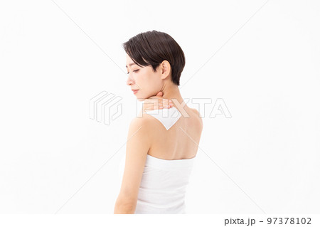 湿布を貼る女性　白バック 97378102