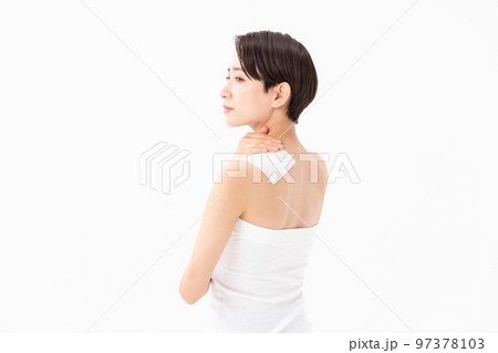 湿布を貼る女性　白バック 97378103