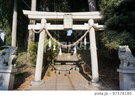 岡山県奈義町にある「滝神社」本社の里宮である「遙拝殿」:石鳥居 岡山県奈義町にある「滝神社」本社の里宮である「遙拝殿」:石鳥居 97378180