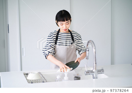 キッチンでお皿を洗う女性 97378264
