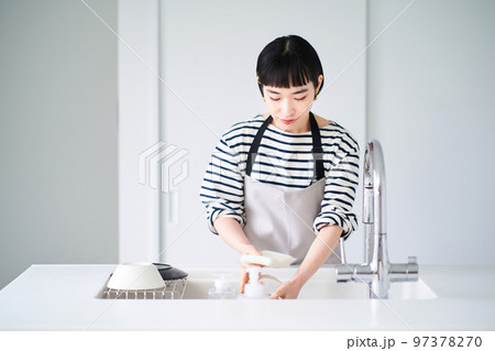 キッチンでお皿を洗う女性 97378270