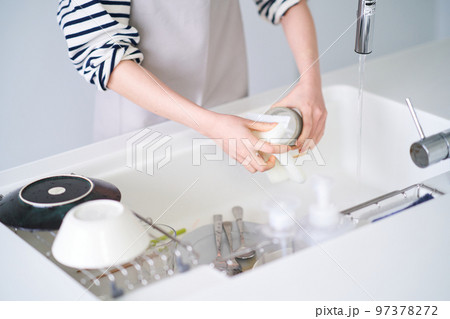 キッチンでお皿を洗う女性 97378272