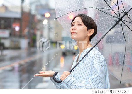 女性　雨　梅雨 97378283