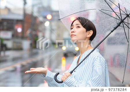 女性 雨 梅雨 女性 雨 梅雨 97378284