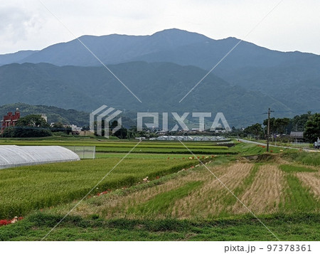 福岡の糸島の山と田んぼの農村地帯 福岡の糸島の山と田んぼの農村地帯 97378361