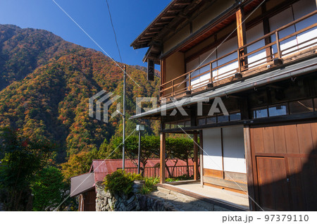秋の赤沢宿　喜久屋の景観 97379110