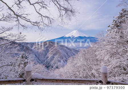 (山梨県)日本の冬景色・雪が降った御坂峠から望む富士山 (山梨県)日本の冬景色・雪が降った御坂峠から望む富士山 97379300