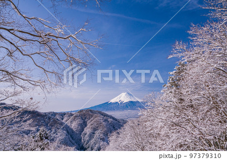 （山梨県）日本の冬景色・雪が降った御坂峠から望む富士山 97379310