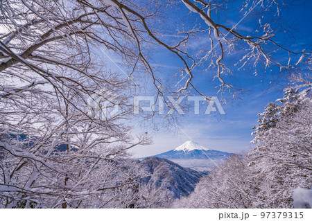 (山梨県)日本の冬景色・雪が降った御坂峠から望む富士山 (山梨県)日本の冬景色・雪が降った御坂峠から望む富士山 97379315