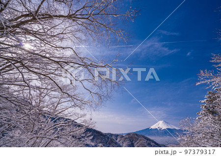 （山梨県）日本の冬景色・雪が降った御坂峠から望む富士山 97379317