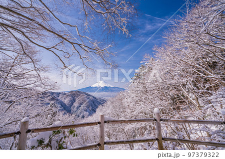 （山梨県）日本の冬景色・雪が降った御坂峠から望む富士山 97379322