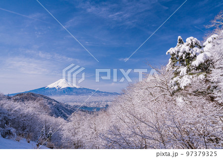 (山梨県)日本の冬景色・雪が降った御坂峠から望む富士山 (山梨県)日本の冬景色・雪が降った御坂峠から望む富士山 97379325