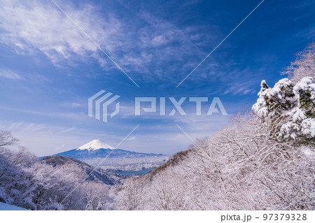 （山梨県）日本の冬景色・雪が降った御坂峠から望む富士山 97379328