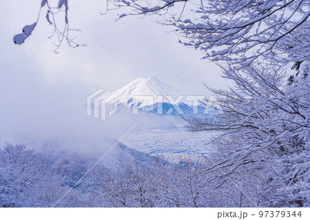 （山梨県）日本の冬景色・雪が降った御坂峠から望む富士山 97379344