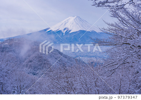(山梨県)日本の冬景色・雪が降った御坂峠から望む富士山 (山梨県)日本の冬景色・雪が降った御坂峠から望む富士山 97379347