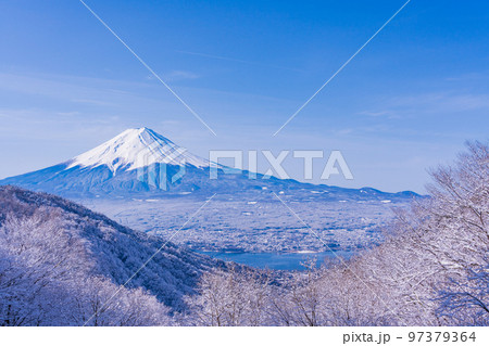 (山梨県)日本の冬景色・雪が降った御坂峠から望む富士山 (山梨県)日本の冬景色・雪が降った御坂峠から望む富士山 97379364
