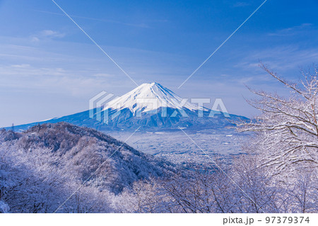 （山梨県）日本の冬景色・雪が降った御坂峠から望む富士山 97379374