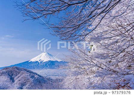 （山梨県）日本の冬景色・雪が降った御坂峠から望む富士山 97379376