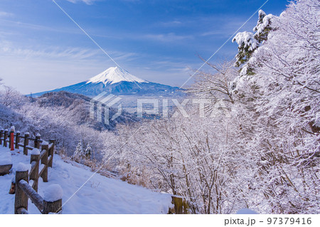 (山梨県)日本の冬景色・雪が降った御坂峠から望む富士山 (山梨県)日本の冬景色・雪が降った御坂峠から望む富士山 97379416