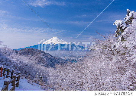 (山梨県)日本の冬景色・雪が降った御坂峠から望む富士山 (山梨県)日本の冬景色・雪が降った御坂峠から望む富士山 97379417