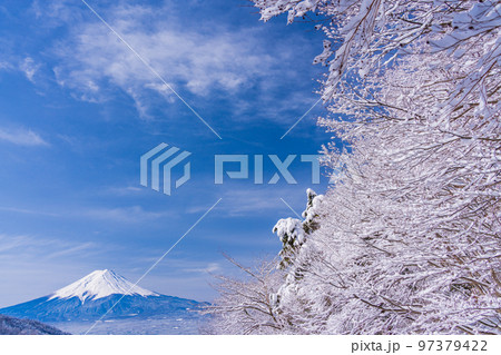 （山梨県）日本の冬景色・雪が降った御坂峠から望む富士山 97379422