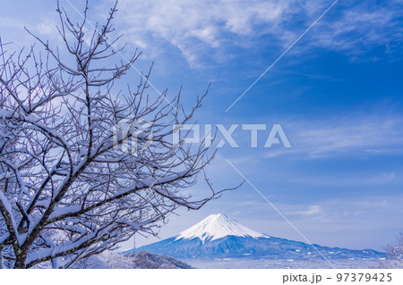 （山梨県）日本の冬景色・雪が降った御坂峠から望む富士山 97379425