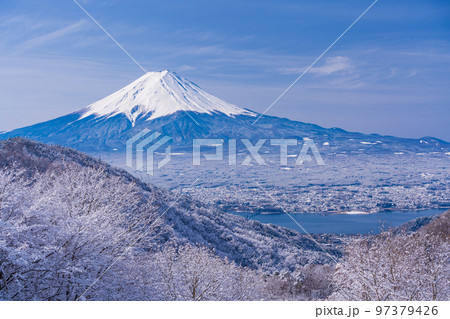 (山梨県)日本の冬景色・雪が降った御坂峠から望む富士山 (山梨県)日本の冬景色・雪が降った御坂峠から望む富士山 97379426
