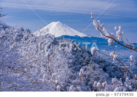 （山梨県）日本の冬景色・雪が降った御坂峠から望む富士山 97379430