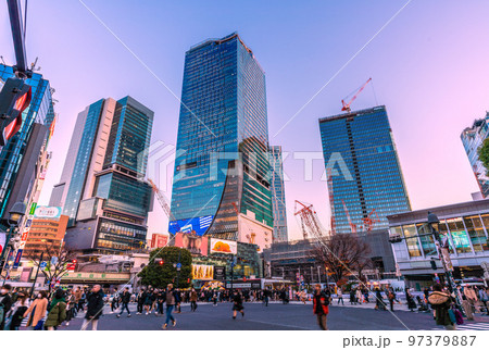 日本の東京都市景観　渋谷新風景。渋谷4棟時代幕開けへ。交差点にはまだ渡りきれない人々も＝12月16日 97379887