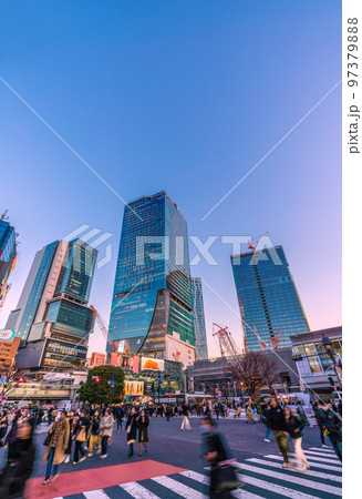 日本の東京都市景観　渋谷新風景。渋谷4棟時代幕開けへ。交差点にはまだ渡りきれない人々も＝12月16日 97379888