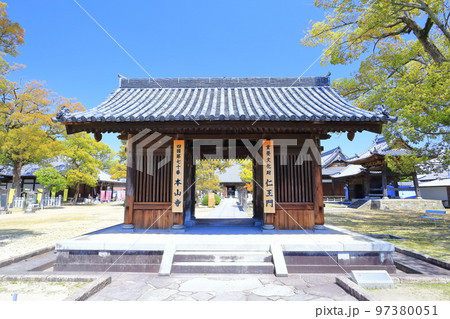 【香川県】四国霊場「第70番札所」春の本山寺（仁王門） 97380051