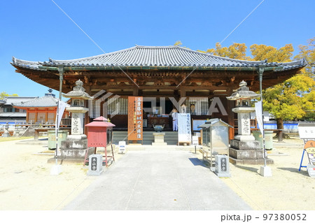 【香川県】四国霊場「第70番札所」春の本山寺（本堂と赤堂） 97380052