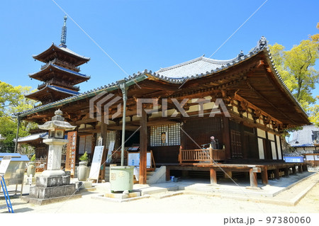【香川県】四国霊場「第70番札所」春の本山寺(本堂と五重塔) 【香川県】四国霊場「第70番札所」春の本山寺(本堂と五重塔) 97380060