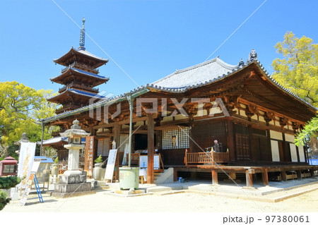 【香川県】四国霊場「第70番札所」春の本山寺(本堂と五重塔) 【香川県】四国霊場「第70番札所」春の本山寺(本堂と五重塔) 97380061