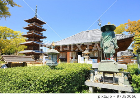 【香川県】四国霊場「第70番札所」春の本山寺(本堂と五重塔) 【香川県】四国霊場「第70番札所」春の本山寺(本堂と五重塔) 97380066