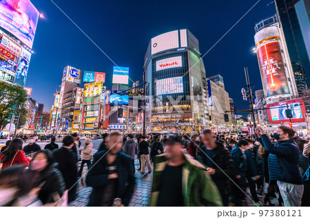 日本の東京都市景観 外国人観光客で賑わう渋谷。全国15万超・BQ.1.1感染爆発=12月16日 日本の東京都市景観 外国人観光客で賑わう渋谷。全国15万超・BQ.1.1感染爆発=12月16日 97380121
