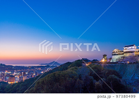 (愛媛県)松山の街並みとライトアップされた松山城 (愛媛県)松山の街並みとライトアップされた松山城 97380499