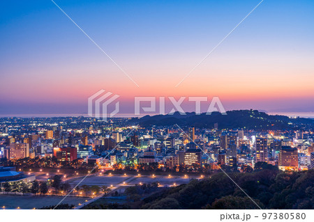 (愛媛県)松山城眼下の街灯りが美しい、松山の街並み (愛媛県)松山城眼下の街灯りが美しい、松山の街並み 97380580