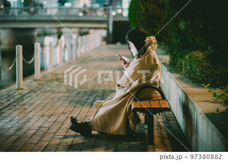 真冬のデート待ち合わせ 97380882