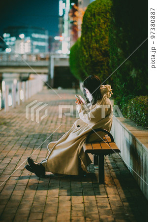 真冬のデート待ち合わせ 97380887